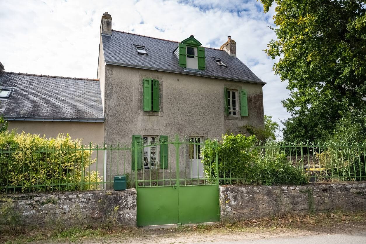 c'est la justice à deux vitesses, elle squatte la maison d’un magistrat, la loi anti squat rend son verdict en dix jours