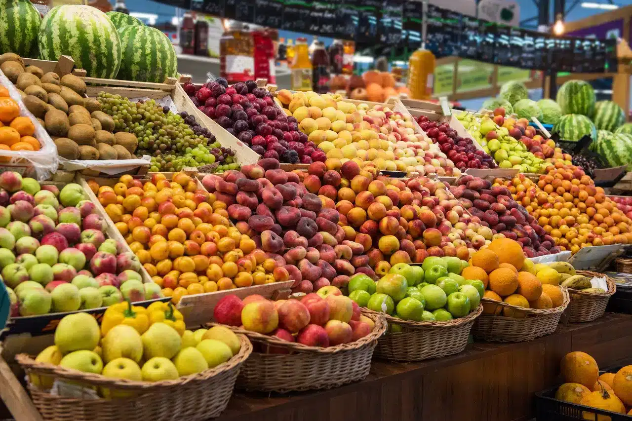 fruits et légumes bourrés de pesticides, ces deux enseignes de supermarchés sont à éviter, selon greenpeace