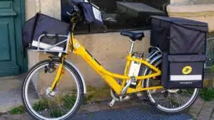 la poste revend ses vélos électriques de facteur reconditionnés à petit prix voici dans quels bureaux les acheter
